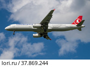 Самолет Airbus A321-200 (TC-JRJ) авиакомпании "Turkish Airlines" в полете солнечным днем (2022 год). Редакционное фото, фотограф Виктор Карасев / Фотобанк Лори