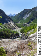 Top view of the Black Irkut riverbed in a mountain gorge on a summer day. Nuhu pass, Mondy-Orlik road, Buryatia. Beautiful mountain landscape. Natural background. Summer travel concept. Стоковое фото, фотограф Виктория Катьянова / Фотобанк Лори