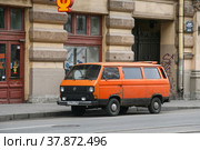 Volkswagen Type 2 Caravelle (2013 год). Редакционное фото, фотограф Art Konovalov / Фотобанк Лори