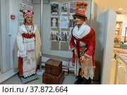 Манекены в костюмах одного из финно-угорских народов, издавна населявших невские берега. Музей истории города Шлиссельбурга. Кировский район Ленинградской области (2022 год). Редакционное фото, фотограф Румянцева Наталия / Фотобанк Лори