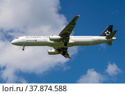 Самолет Airbus A321-200 (TC-JRP) авиакомпании Turkish Airlines в полете солнечным днем. Вид снизу (2022 год). Редакционное фото, фотограф Виктор Карасев / Фотобанк Лори
