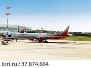 The plane of the airline Russia on the field of the terminal of the Domodedovo airfield. Moscow, Russia (2018 год). Редакционное фото, фотограф Наталья Волкова / Фотобанк Лори