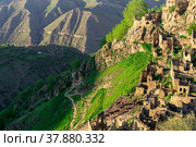 View of the abandoned mountain villages of Gamsutl and Kurib in Dagestan, which has become a tourist attraction (2022 год). Редакционное фото, фотограф Евгений Харитонов / Фотобанк Лори