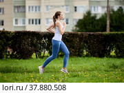 Woman 30 years old runs in city park. Стоковое фото, фотограф Владимир Григорьев / Фотобанк Лори