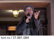 Актер Евгений Князев во время уличного концерта, посвященного закрытию 101-ого сезона Государственного академического театра им. Евгения Вахтангова, на улице Арбат в центре города Москвы, Россия (2022 год). Редакционное фото, фотограф Николай Винокуров / Фотобанк Лори