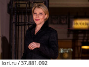 Актриса Юлия Рутберг выступает со сцены во время уличного концерта, посвященного закрытию 101-ого сезона Государственного академического театра им. Евгения Вахтангова, на улице Арбат в центре города Москвы, Россия (2022 год). Редакционное фото, фотограф Николай Винокуров / Фотобанк Лори
