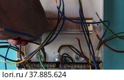 Maintenance of home electrical wiring with installation of circuit breakers in consumer unit. Стоковое видео, видеограф Владимир Григорьев / Фотобанк Лори