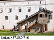 Wooden porch of an ancient building (XV-XVII centuries). Fragment of the Archbishop's Palace in the Kremlin of Veliky Novgorod. Russia (2022 год). Стоковое фото, фотограф Виктор Карасев / Фотобанк Лори
