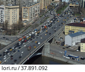 Автомобильная пробка на выезде из Таганского туннеля на Таганский мост в Москве, вид сверху (2022 год). Редакционное фото, фотограф SevenOne / Фотобанк Лори