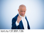 Молодой мужчина тычет пальцем. Мужчина в деловом костюме указывает пальцем, жест рукой. Стоковое фото, фотограф Виталий Михайлюк / Фотобанк Лори
