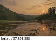 Закат на реке Белая. У пещеры Шульган таш (2021 год). Редакционное фото, фотограф Василий Быстрицкий / Фотобанк Лори