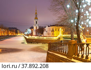 St. Petersburg in Christmas holidays. Festively decorated bridges, streets and trees on the Seven Bridges place. View of the Kryukov Canal and the bell tower of St. Nicholas Cathedral in the New Year holidays (2018 год). Редакционное фото, фотограф Виктория Катьянова / Фотобанк Лори