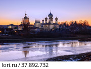 View of the Tikhvin Assumption Monastery at sunset on a winter evening, Leningrad Region (2020 год). Стоковое фото, фотограф Юлия Бабкина / Фотобанк Лори