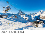 ZERMATT, SWITZERLAND - JANUARY 01, 2022: Zermatt ski resort. Редакционное фото, фотограф Яков Филимонов / Фотобанк Лори