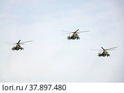 Ударно-боевые вертолеты Ми-24 во время генеральной репетиции парада, посвященного Победе в Великой Отечественной войне (2022 год). Стоковое фото, фотограф Free Wind / Фотобанк Лори