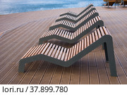 Sun loungers on platform on Large (Bolshoi) Ochakov Pond, Moscow, Russia (2020 год). Стоковое фото, фотограф Алексей Антипов / Фотобанк Лори