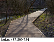 Park path along  Ochakovka river in early spring, Western Administrative District, Moscow, Russia (2020 год). Стоковое фото, фотограф Алексей Антипов / Фотобанк Лори