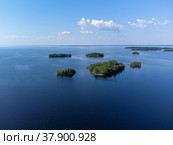 Зеленые острова в синем озере Сямозеро. Природа Карелии. Водный пейзаж с высоты полета квадрокоптера. Редакционное фото, фотограф Sergei Gorin / Фотобанк Лори