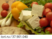 Мягкий творожный сыр со свежими овощами и петрушкой, луком и свежим ржаным хлебом на деревянном столе. Стоковое фото, фотограф Диана Гарифуллина / Фотобанк Лори