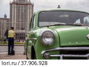 Автомобиль Москвич-407 стоит на площадке фестиваля Ретрорейс на Воробьевых горах в городе Москве, Россия (2022 год). Редакционное фото, фотограф Николай Винокуров / Фотобанк Лори