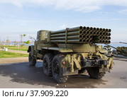 Волгоград, Центральная набережная, Россия. Боевая машина, реактивная система залпового огня 9К55 "Град-1", ракетная техника. (2020 год). Редакционное фото, фотограф Андрей Цыганков / Фотобанк Лори