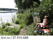 Художник Рина Гри на пленэре в Софрино (2022 год). Редакционное фото, фотограф Дмитрий Неумоин / Фотобанк Лори