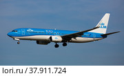 KLM airliner landing in El Prat Airport in Barcelona (2020 год). Редакционное фото, фотограф Яков Филимонов / Фотобанк Лори
