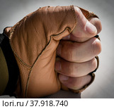 Мужской кулак в кожаной спортивной перчатке. Спортивная одежда и аксессуары. Концепция: сила и настойчивость. Стоковое фото, фотограф Виталий Михайлюк / Фотобанк Лори