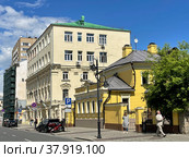Пятницкая улица летом, дома 47 строение 2 и 47 строение 1 (2022 год). Редакционное фото, фотограф Овчинникова Ирина / Фотобанк Лори