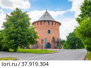 Белая (Алексеевская) башня. Лето. Великий Новгород. Россия (2022 год). Редакционное фото, фотограф E. O. / Фотобанк Лори