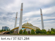Мечеть Сердце матери пасмурным утром. Аргун, Чеченская Республика. Россия (2021 год). Редакционное фото, фотограф Анна Карасева / Фотобанк Лори