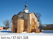 Старинная церковь Параскевы Пятницы солнечным днем. Великий Новгород, Россия (2022 год). Стоковое фото, фотограф Анна Карасева / Фотобанк Лори