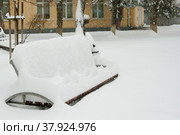 Снегопад, скамейка под снегом (2021 год). Стоковое фото, фотограф Игорь Дашко / Фотобанк Лори