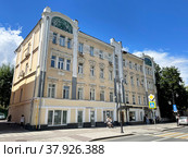 Дом в стиле модерн с сине-зелёным майоликовым фронтоном, 1912—1914 годы. Россия, город Москва, улица Пятницкая, 54 (2022 год). Редакционное фото, фотограф Овчинникова Ирина / Фотобанк Лори
