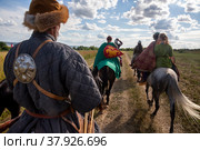 Древнерусская дружина едет на лошадях по полю в городе Переславль Залесский, Ярославская область, Россия (2022 год). Редакционное фото, фотограф Николай Винокуров / Фотобанк Лори