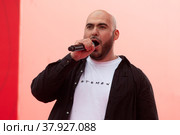 Певец Вахтанг во время выступления на концерте в рамках торжественной церемонии финиша международного ралли "Шелковый путь" в "Лужниках" города Москвы, Россия (2022 год). Редакционное фото, фотограф Николай Винокуров / Фотобанк Лори