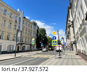 Исторические дома и особняки на Пятницкой улице летом, Москва (2022 год). Редакционное фото, фотограф Овчинникова Ирина / Фотобанк Лори
