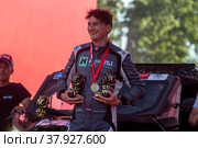 Член экипажа команды Nakusi Racing Team Армен Пузян, завоевавший серебряную медаль в категории мотовездеходов во время торжественной церемонии награждения участников международного ралли "Шелковый путь" в "Лужниках" (2022 год). Редакционное фото, фотограф Николай Винокуров / Фотобанк Лори