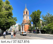 Москва, улица Пятницкая. Храм с колокольней Живоначальной Троицы в Вишняках (2022 год). Редакционное фото, фотограф Овчинникова Ирина / Фотобанк Лори