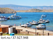SAKHYURTA VILLAGE, IRKUTSK REGION, RUSSIA -  August 09, 2018: Pier for pleasure boats in the village of Sakhyurta and the sandy beach on the shore of the Bazarnaya Bay of the Maloe More Strait. Редакционное фото, фотограф Виктория Катьянова / Фотобанк Лори