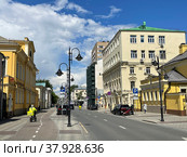 Исторические дома и особняки на Пятницкой улице летом, Москва (2022 год). Редакционное фото, фотограф Овчинникова Ирина / Фотобанк Лори