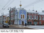 Старинная домовая церковь Николая Чудотворца (бывшее подворье Югского Дорофеева монастыря) в городском пейзаже пасмурным январским днем. Рыбинск (2021 год). Редакционное фото, фотограф Виктор Карасев / Фотобанк Лори