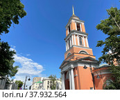 Москва, улица Пятницкая. Храм с колокольней Живоначальной Троицы в Вишняках (2022 год). Стоковое фото, фотограф Овчинникова Ирина / Фотобанк Лори