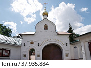 Москва, Гончарная, 6. Храм Никиты Мученика на Швивой горке за Яузой (Афонское подворье). Святые врата Афонского подворья (2022 год). Стоковое фото, фотограф Илюхина Наталья / Фотобанк Лори
