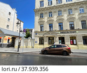 Москва, улица Пятницкая, дом 47, строение 1. Салон "Мебель лофт" (2022 год). Редакционное фото, фотограф Овчинникова Ирина / Фотобанк Лори