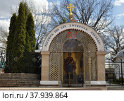 Chapel with icon of Mother of God Abbess of Mount Athos in  Athonite metochion (mission) in downtown on Goncharnaya Street, Moscow, Russia (2022 год). Редакционное фото, фотограф Алексей Антипов / Фотобанк Лори