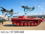 Боевая машина пехоты БМП-1 раскрашена в традиционный русский стиль. Экспозиция парка "Патриот". Каменск-Шахтинский, Россия (2021 год). Редакционное фото, фотограф Анна Карасева / Фотобанк Лори