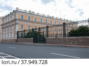 Дом Державина Г.Р. на Фонтанке пасмурным летним утром. Санкт-Петербург (2021 год). Редакционное фото, фотограф Анна Карасева / Фотобанк Лори