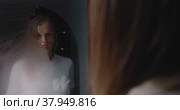 Depressed woman looking in steamy mirror. Стоковое видео, видеограф Данил Руденко / Фотобанк Лори