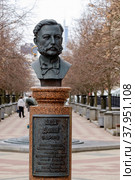 MINSK, BELARUS - FEBRUARY 20, 2022: Bust of Henry Dunant, the founder of the Red Cross organization on a street in Minsk. Редакционное фото, фотограф Denis Shitikoff / Фотобанк Лори